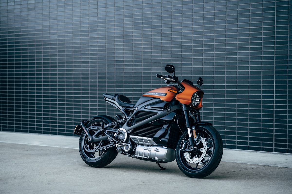 Motocicleta, referência a motonetas e motos